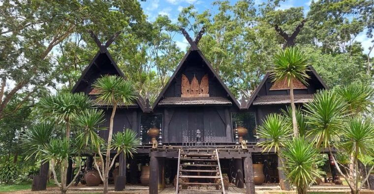 chiang-rai-temple-treasures-popular-sightseeings-buffet