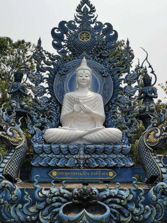 chiang-rai-white-blue-red-temples-long-neck-tour