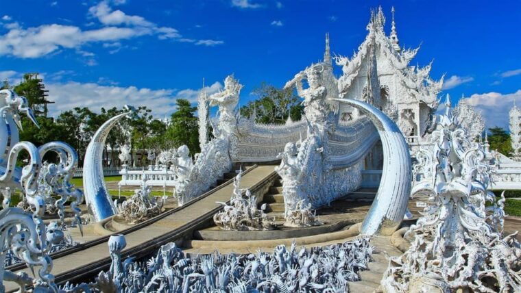 chiang-rai-white-blue-red-temples-long-neck-tour