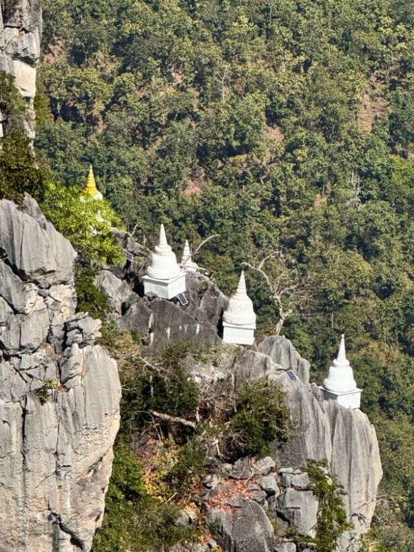 chiangmai-sky-pagodas-in-lampang-mae-kampong-more