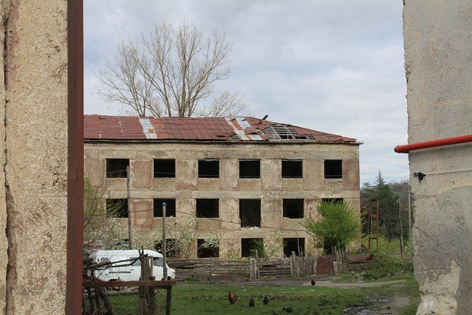 chiatura-soviet-past-in-the-present-katskhi-pillar