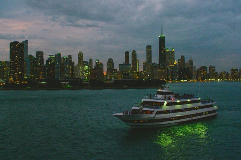 Chicago: Christmas Eve Lake Michigan Gourmet Dinner Cruise - Key Points