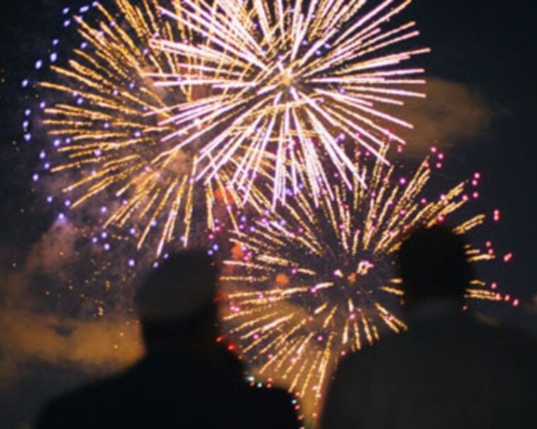 chicago-fireworks-buffet-dinner-cruise-on-lake-michigan