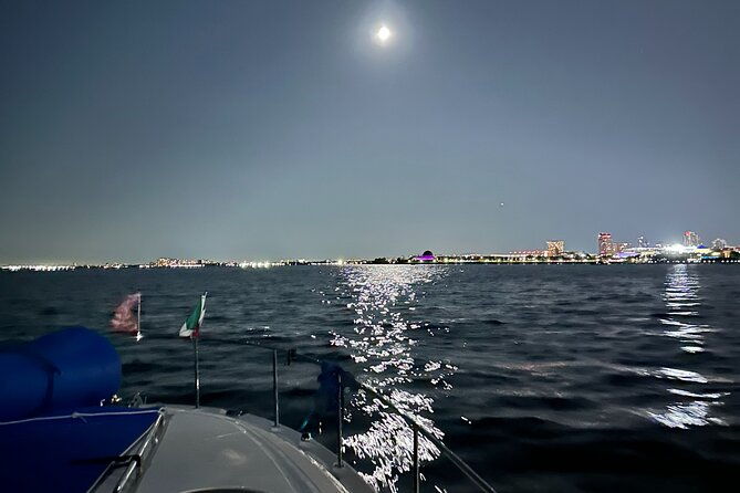 chicago-private-boat-rental-explore-chicagos-skyline-waters
