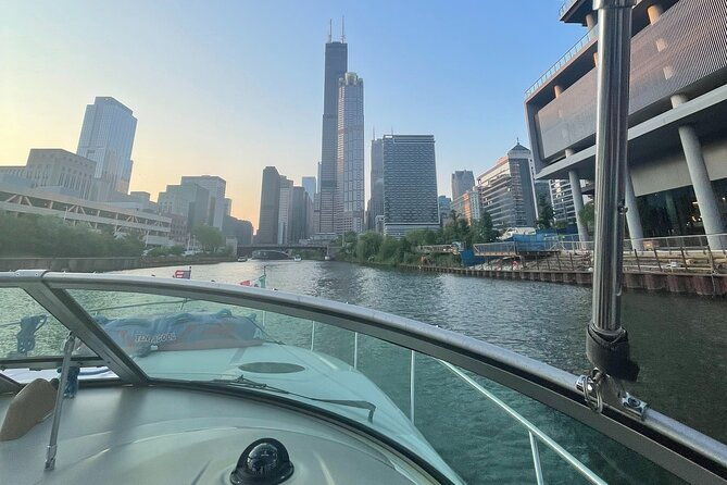 chicago-private-boat-rental-explore-chicagos-skyline-waters