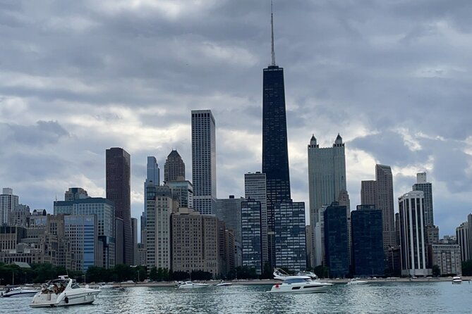 chicago-private-boat-rental-explore-chicagos-skyline-waters
