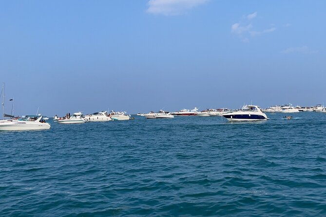 chicago-private-boat-rental-explore-chicagos-skyline-waters