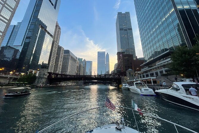 chicago-private-boat-rental-explore-chicagos-skyline-waters