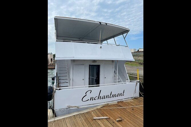 chicago-skyline-tiki-chic-party-cruise-on-lake-michigan