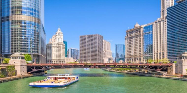 chicago-small-group-walking-tour-with-skydeck-and-boat