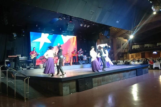chilean-folklore-show-and-dinner-with-private-transport