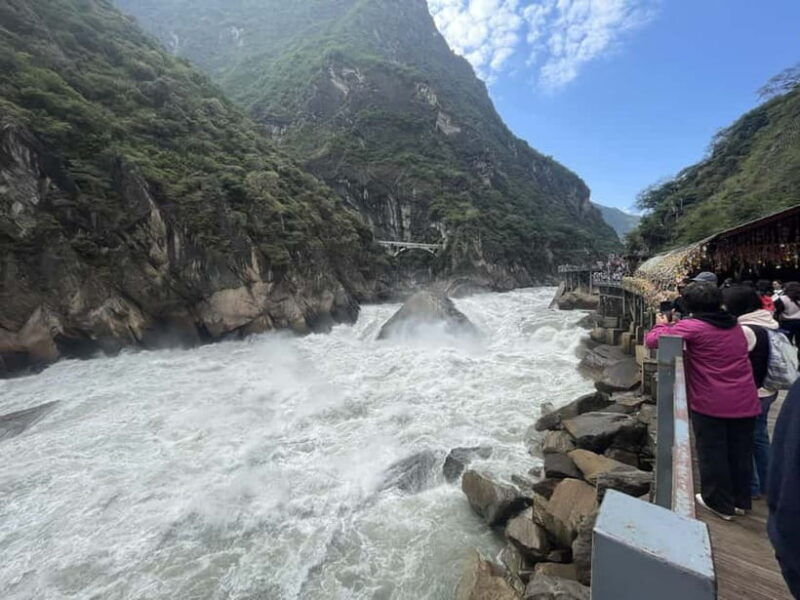 China Shangri-La Tiger Leaping Gorge : A Canyon Adventure - Lunch in Qiaotou