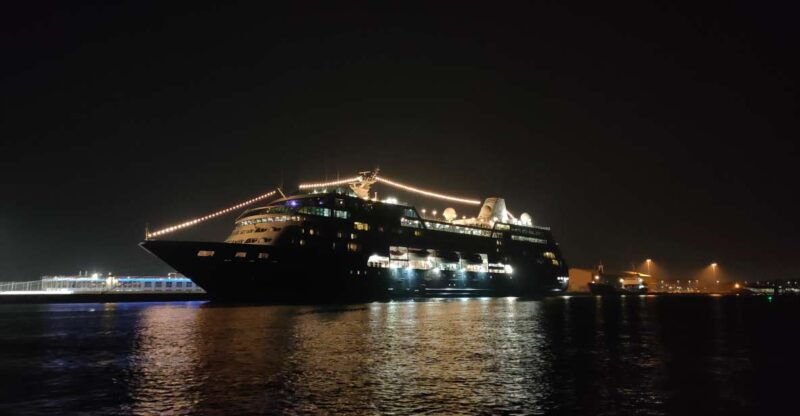 chioggia-canals-boat-tour-and-take-picture-of-cruise-ship