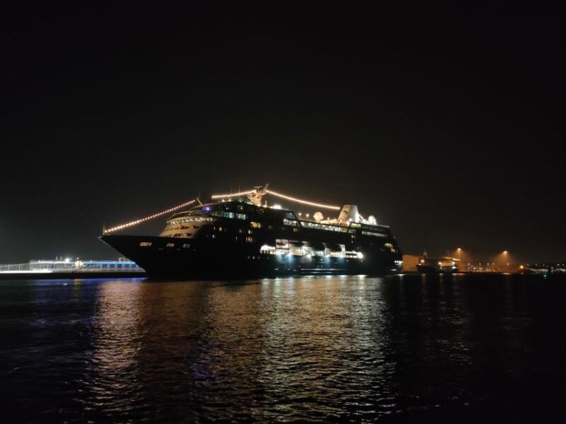 chioggia-canals-boat-tour-and-take-picture-of-cruise-ship
