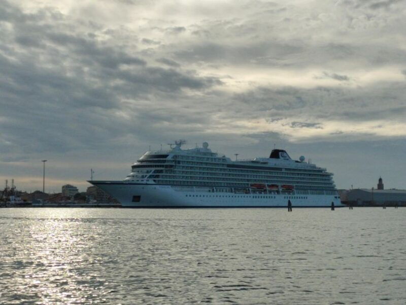 chioggia-canals-boat-tour-and-take-picture-of-cruise-ship
