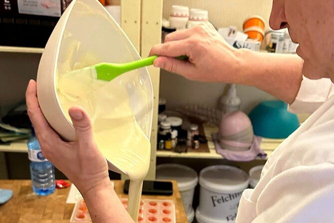 chocolate-bonbon-making-class-in-sitges