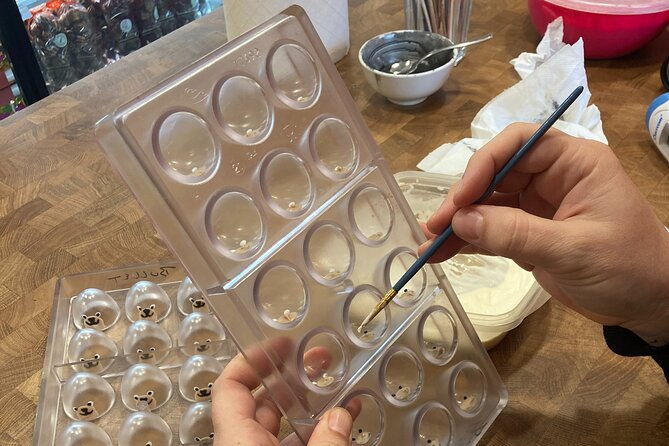 chocolate-bonbon-making-class-in-sitges