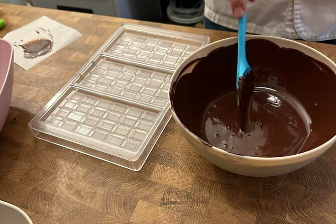 chocolate-bonbon-making-class-in-sitges