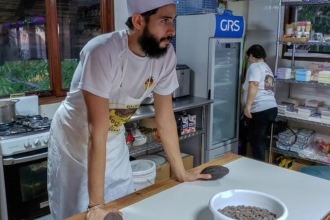 chocolate-making-class-at-the-roatan-chocolate-factory-in-west-end