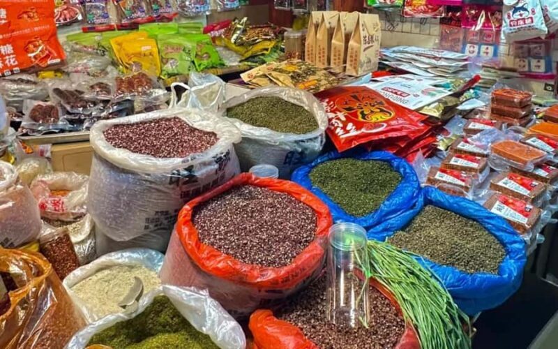 Chongqing's back alley delicacies and tranquil temples - Market Insights: Shihuishi Market