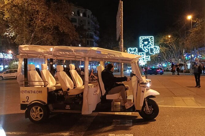 christmas-lights-tour-of-barcelona-in-private-eco-tuk-tuk