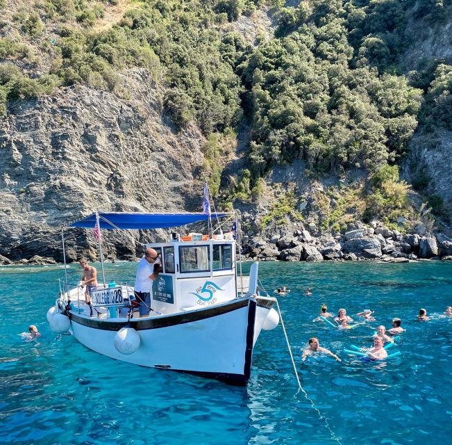cinque-terre-boat-tour-with-a-traditional-ligurian-gozzo