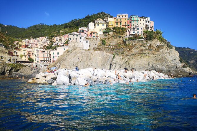cinque-terre-by-the-sea-with-local-wine
