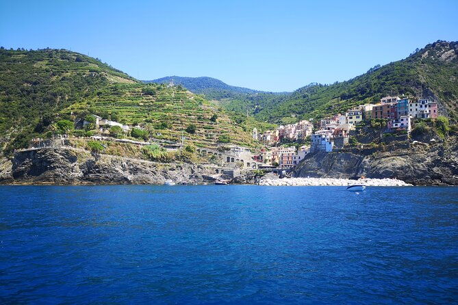 cinque-terre-by-the-sea-with-local-wine