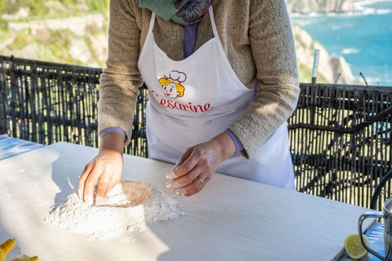 cinque-terre-gnocchi-pesto-cooking-class-with-seaview