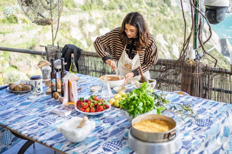 cinque-terre-gnocchi-pesto-cooking-class-with-seaview