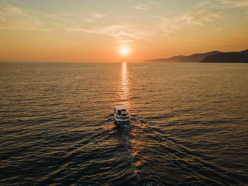 Cinque Terre Sunset boat tour : golden hour on the water - Key Points