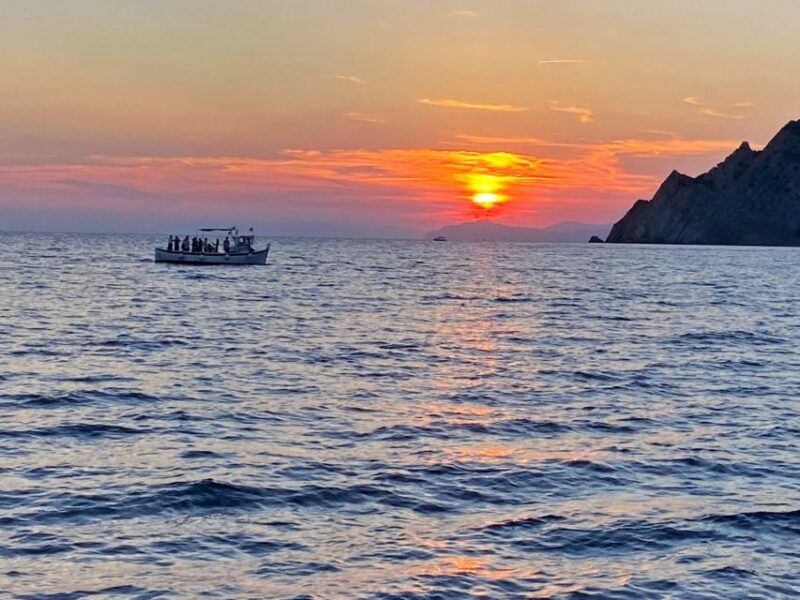 cinque-terre-sunset-boat-tour-on-traditional-ligurian-gozzo