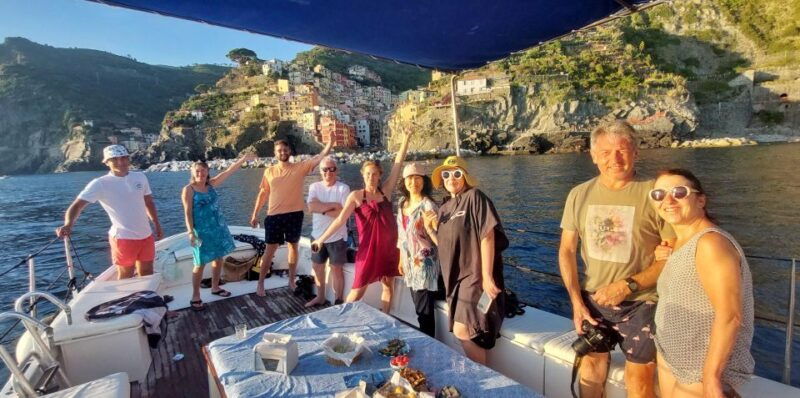 cinque-terre-sunset-boat-tour-on-traditional-ligurian-gozzo