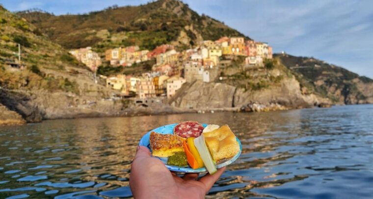 cinque-terre-sunset-boat-tour-on-traditional-ligurian-gozzo
