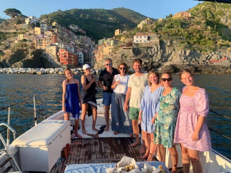 cinque-terre-sunset-boat-tour-on-traditional-ligurian-gozzo