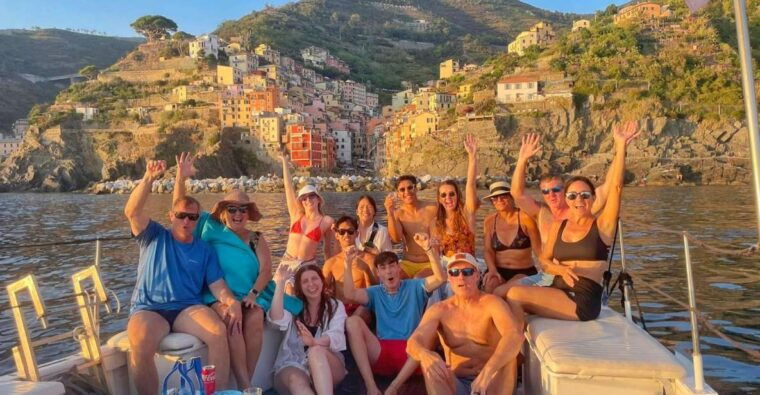 cinque-terre-sunset-boat-tour-on-traditional-ligurian-gozzo