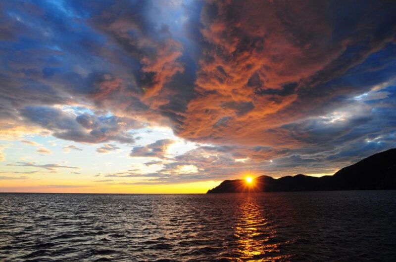 cinque-terre-sunset-cruise-with-aperitif-on-board