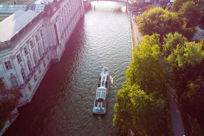 city-lounge-trip-with-the-lounge-ship-through-berlin