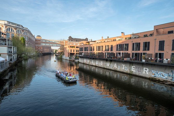 city-tour-by-motorboat-3