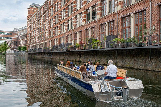 city-tour-by-motorboat