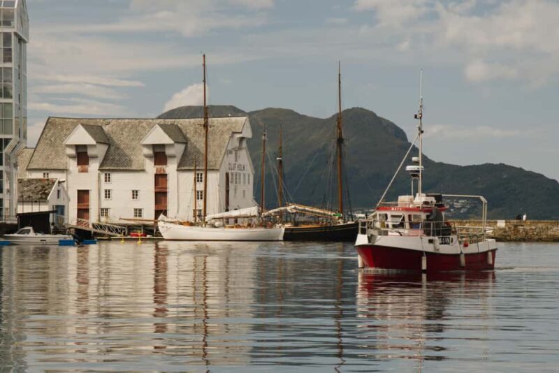 City tour in Ålesund: Art Nouveau, sea views, and insider tips - Key Points