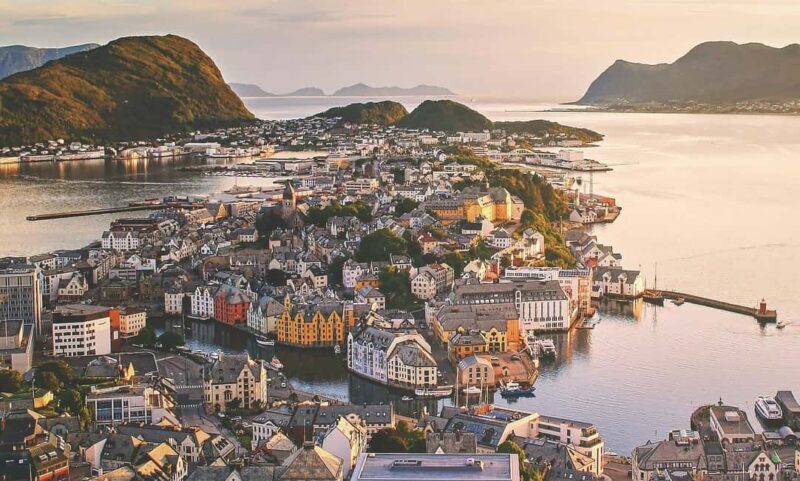 City tour in Ålesund: Art Nouveau, sea views, and insider tips - Exploring Ålesund: An Authentic Perspective