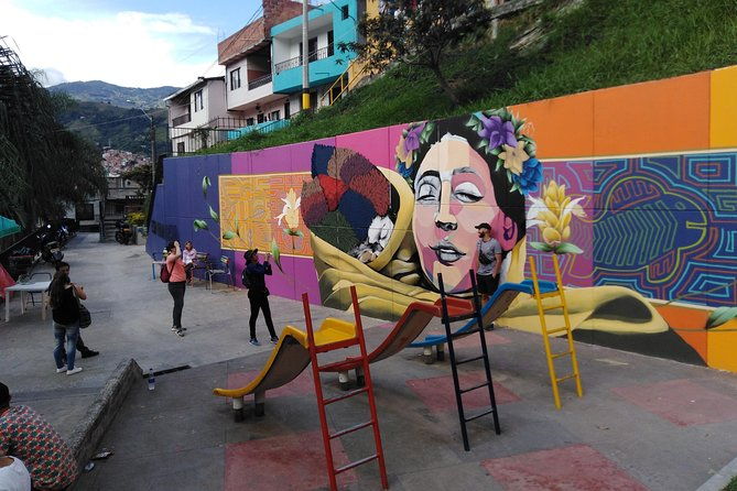 city-tour-in-medellin-commune-13-metro-and-metrocable