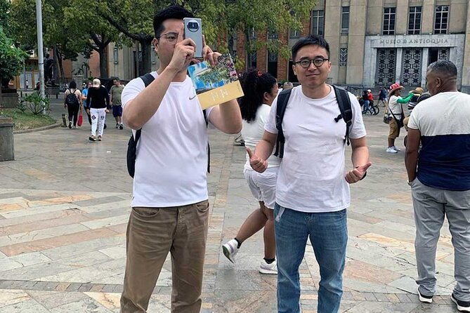 city-tour-medellin-and-commune-13-with-artistic-book-included