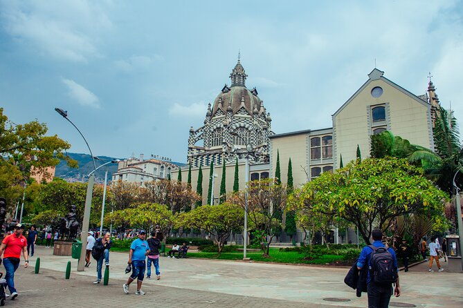 city-tour-medellin-comuna-13-graffititour-paisa-for-a-day