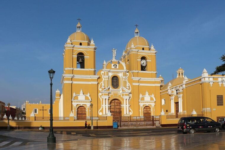 city-tour-trujillo-panoramic-bus