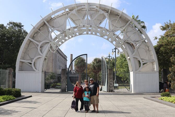 citywide-driving-tour-with-local-jazz-musician