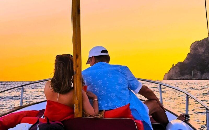 classic-boat-tour-of-capri-at-sunset