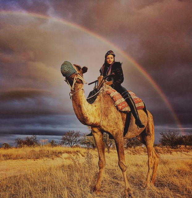 classic-vintage-car-jeep-safari-shooting-with-camels