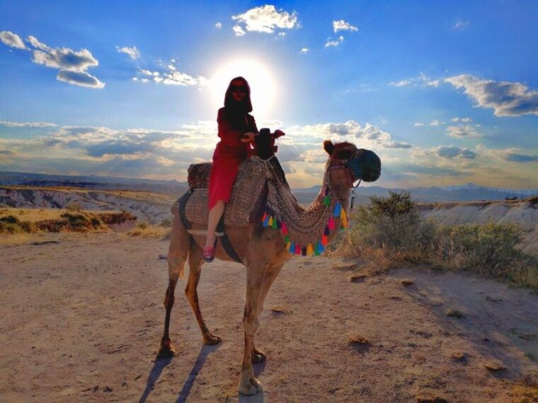 classic-vintage-car-jeep-safari-shooting-with-camels